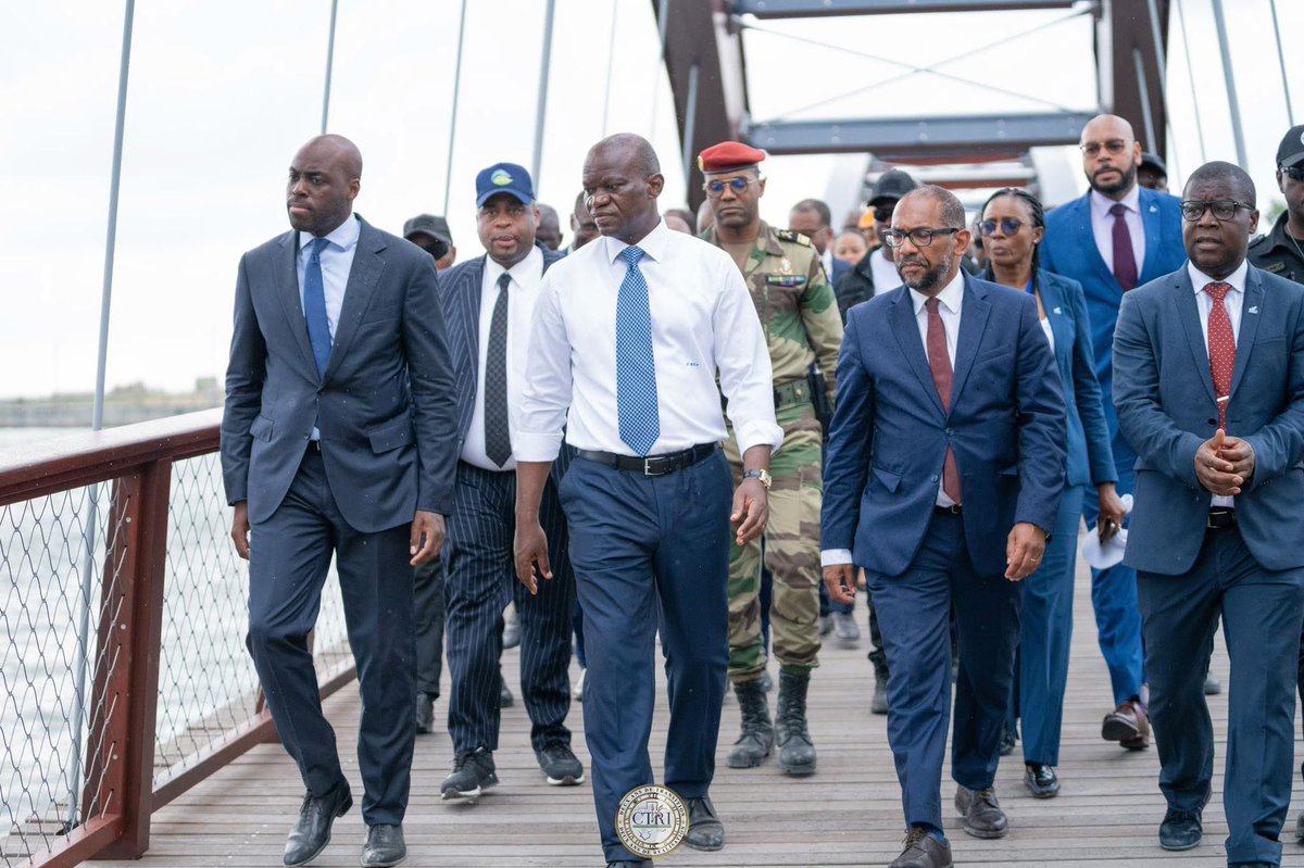 Visite ce jour de la Baie des Rois par le Chef de l’État, accompagné d’une délégation d’investisseurs étrangers. Ce projet d’envergure, piloté par le #FGIS via sa filiale la #FMCT, illustre la transformation urbaine et économique du Gabon, avec des travaux en progression rapide.
