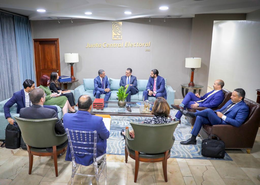 Presentes, el asistente técnico de la presidencia de la JCE, Malaquias Contreras <a href="/Malaquias36/">Malaquias Contreras</a>), junto a coordinadores y representantes de los diferentes departamentos de estas organizaciones.