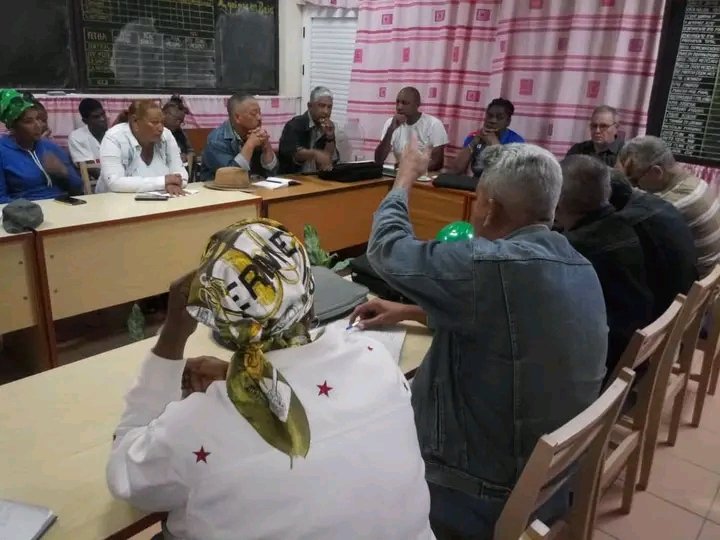 ManuelFalconH's tweet photo. Intensa jornada esta mañana en el municipio de #SanLuis junto a @BeatrizJUrrutia, primera secretaria del @PartidoPCC en #SantiagoDeCuba. Chequeamos la producción de meladura en el ingenio Paquito Rosales e intercambiamos con los pobladores del Consejo Popular Enma Rosa Chuig. https://t.co/jyDJHXMMrz