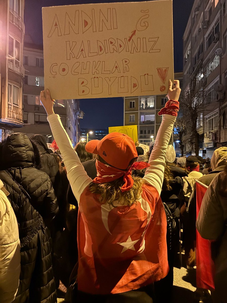 nurdan1979's tweet photo. Bunlar Z kuşağı Kaybedecek bir şeyimiz yok sizin elinizden alınan özgürlüğe biz hiçbir zaman sahip olamadık ki diyorlar
Bizim evde su bardağını kaldırmıyor diye söylendiğimiz Z kuşağı 
Ülkeyi ayağa kaldırdı uyandırdı 🤘🇹🇷
#Zkuşağı #Bendoğurdum #sarachanedeyiz #ekrenimamoğlu https://t.co/sa30AojLzx