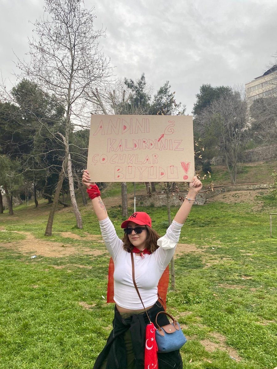 nurdan1979's tweet photo. Bunlar Z kuşağı Kaybedecek bir şeyimiz yok sizin elinizden alınan özgürlüğe biz hiçbir zaman sahip olamadık ki diyorlar
Bizim evde su bardağını kaldırmıyor diye söylendiğimiz Z kuşağı 
Ülkeyi ayağa kaldırdı uyandırdı 🤘🇹🇷
#Zkuşağı #Bendoğurdum #sarachanedeyiz #ekrenimamoğlu https://t.co/sa30AojLzx