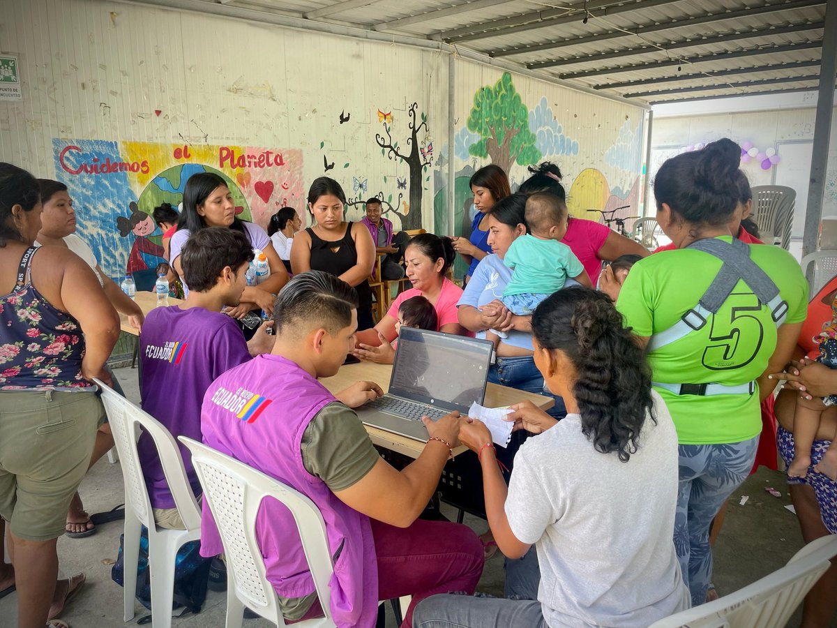armada_ecuador's tweet photo. #Jaramijó | La @armada_ecuador del en coordinación con el @Salud_Ec y el Ministerio de Inclusión Económica y Social llevó a cabo una Acción Cívica en la Unidad Educativa Fiscal “Aníbal San Andrés Robledo”, donde profesionales de la salud brindaron atención médica, odontológica, limpiezas dentales y entrega de medicamentos. 

Con estas acciones, la Armada del Ecuador reafirma su compromiso con el bienestar de la ciudadanía, fortaleciendo los lazos de cooperación y servicio con la comunidad

#SiempreArumbo #ArmadaEcuatoriana #YoSoyNaval #militares #UnSoloEcuador