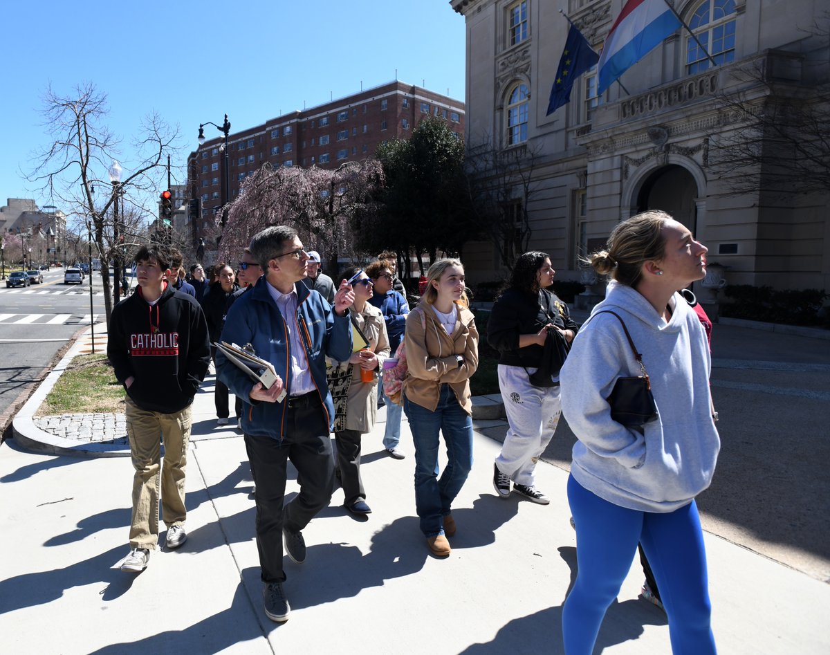 Learning hits differently when the city is your classroom! Students in WASH 101 took a walking tour of Embassy Row, exploring the rich stories behind the Embassy of Indonesia, Anderson House, the Cosmos Club, and the Embassy of Ireland. 🇮🇪🌎