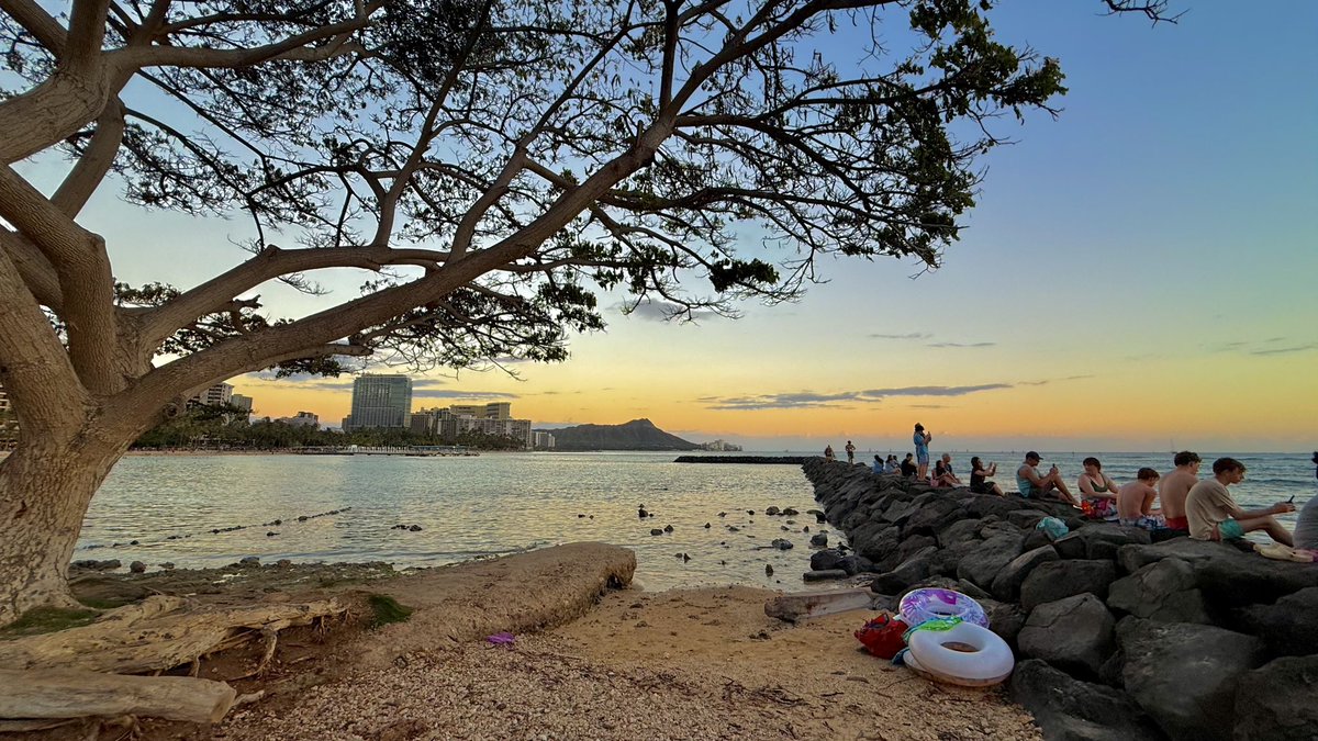 hawaii_isla808's tweet photo. Kahanamoku Beach in Waikiki πΈβ€οΈποΈππΌ #hawaii #oahu #waikikibeach #kahanamokubeach #honolulu #sunsethawaii https://t.co/Ap2ruyn0DO