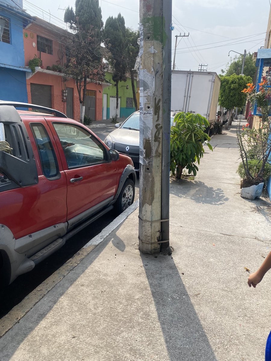 petitvgm's tweet photo. @SSC_CDMX  @OVIALCDMX hay carros viejos estacionados dsd hace muchos meses y aprovechan a dejar su basura y asaltan en las noches ya que no hay luz https://t.co/xT13ZYe0Wq