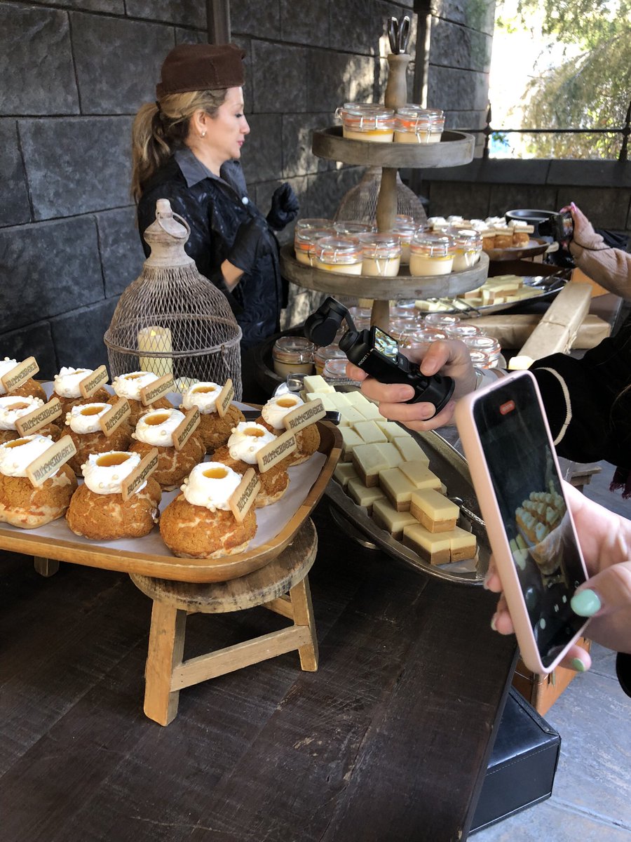 AlwaysEating__'s tweet image. 🍺🧙‍♀️Butterbeer™ Season in The Wizarding World of Harry Potter™

IM BACK! You never forget your first Butterbeer™. And it’s even better shared with friends. Now, you can find new merch and limited-time treats.

@UniStudios #atuniversal #HarryPotter #butterbeer