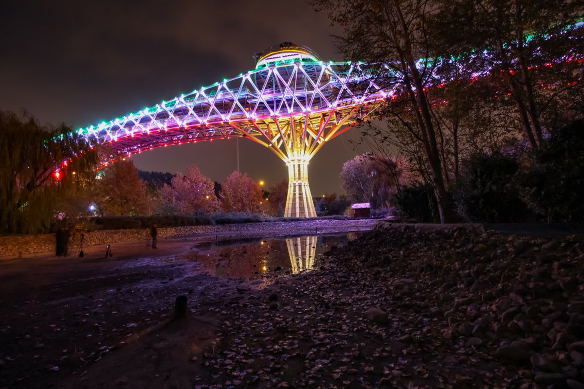 abasabadecopark's tweet photo. همزمان با صعود تیم ملی فوتبال کشورمان به جام جهانی پل طبیعت به رنگ پرچم ایران درآمد.
#تیم_ملی 
#پل_طبیعت https://t.co/nSrS3XyvX1