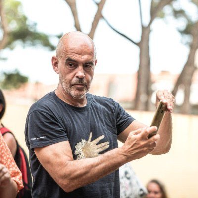 Porta una camiseta de El Greco el molt subnormal 😂