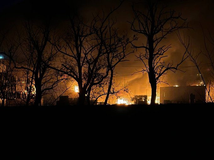 Trump anunció que había logrado una tregua. 
Zelensky dijo que la aceptaba con reservas.
Putin lanzó un atraque sobre Kryvyi Rih, la ciudad natal del presidente ucraniano
Tardó tres horas en enviar misiles y drones.
Es Putin, el mismo de 2014 y 2022