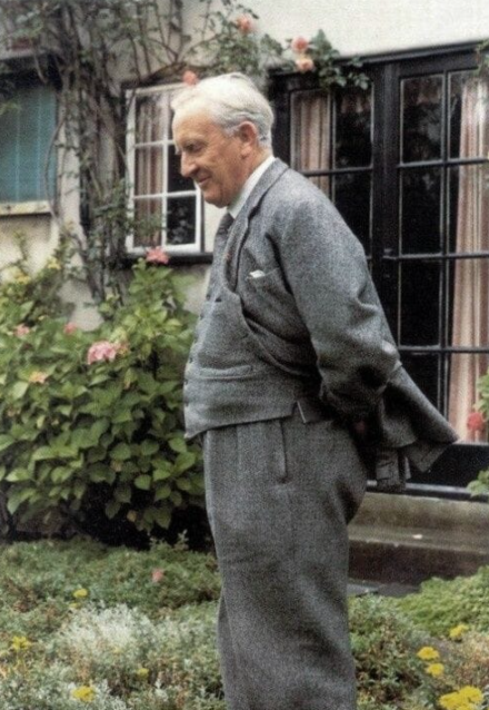 STolkiendiliMex's tweet photo. Hoy celebramos el #DiaInternacionalDeLeerATolkien una fecha especial para rendir homenaje a uno de los escritores más influyentes de la literatura de ficción imaginativa de la historia.
¡Elen síla lúmenn' omentielvo!
#YoleoaTolkien con la #STMCA #TolkienReadingDay #25DeMarzo https://t.co/otlypxa8SR