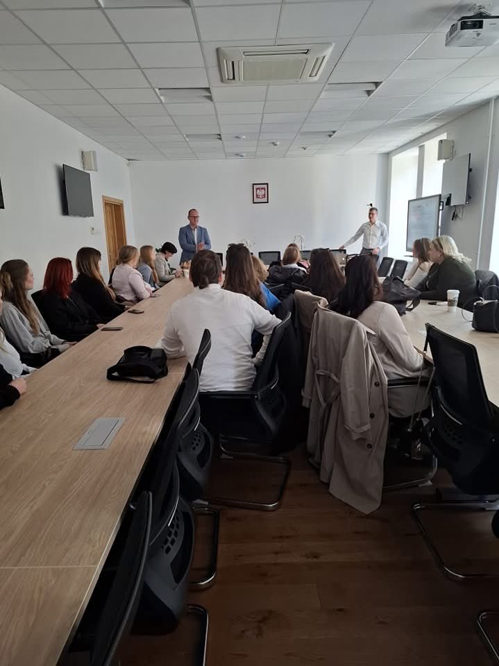 🔬Dziś w siedzibie #KIDL gościliśmy studentów Warszawskiego Uniwersytetu Medycznego z Wydziału Zdrowia Publicznego wraz z dr hab. Anną Augustynowicz, prof. CMKP w Zakładzie Prawa Medycznego i Orzecznictwa Lekarskiego SZP CMKP.

#DiagnościLaboratoryjni