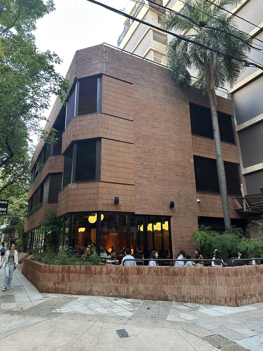Al genio que agarró el consorcio de este edificio y propuso reemplazar un hall inservible por este Café hay que darle un premio.