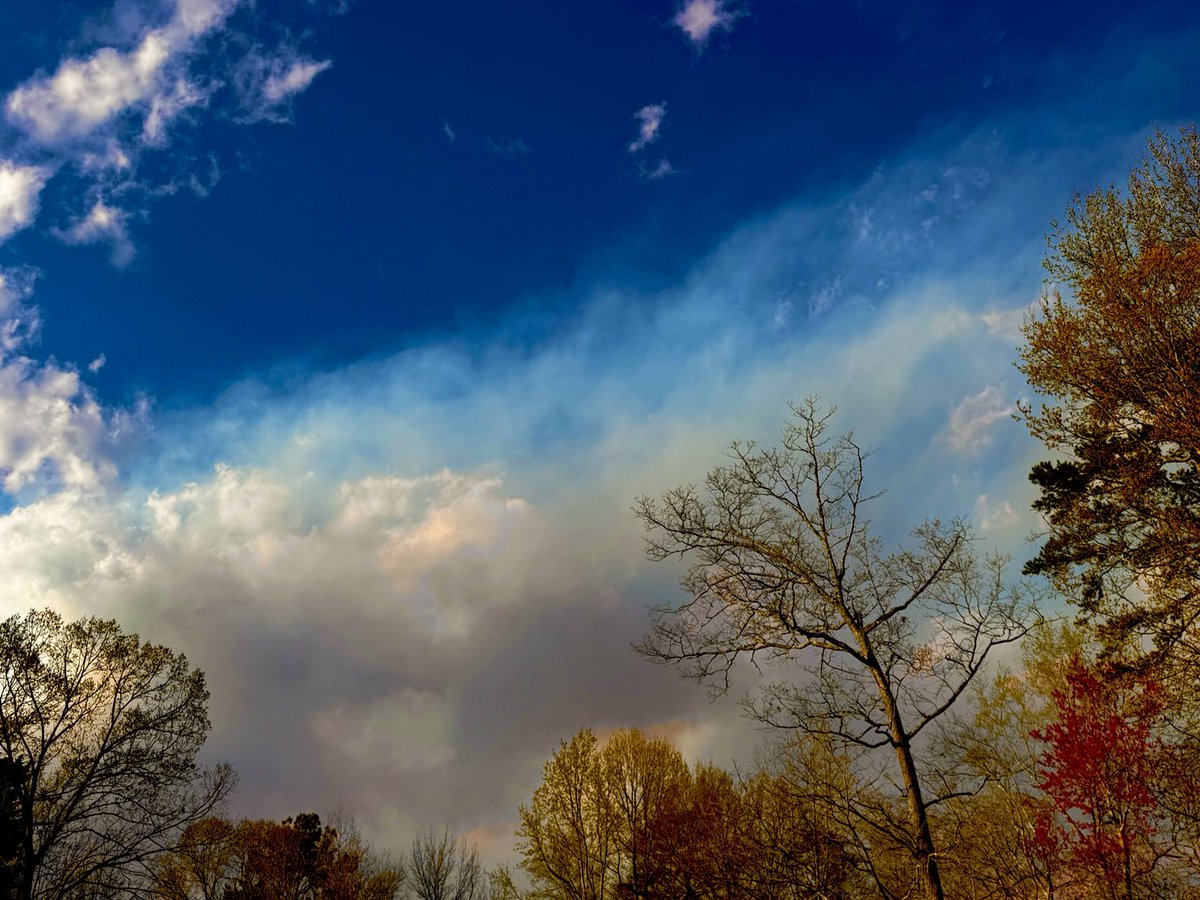 PrettyLiesAlibi's tweet image. Clouds and wildfire smoke #tablerock #greenville