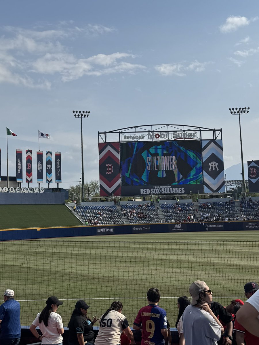 Angelo_Gtz's tweet photo. Pesima experiencia Sultanes vs Boston @SultanesOficial @WillieGzz Compras una pelota en el juego 1, la llevas al juego 2 para un autógrafo y no te dejan entrar con ella y adentro encuentras gente con pelotas previamente autografiadas… ¿cuando se perdió la esencia del beisbol? https://t.co/8kzF6cUtqO