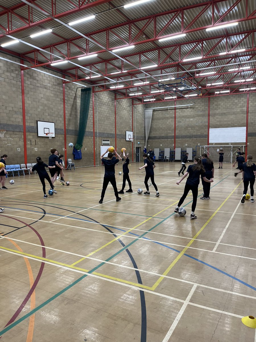HuntsSSP's tweet image. Back with the @AstreaErnulf Sports Leaders this morning for a coaching workshop with the amazing Gary from @HuntsFA ⚽️🤝

The leaders were put through their paces, focusing of the STEP &amp;amp; SMILES principles, before organising and delivering practices to the rest of the group. 👏