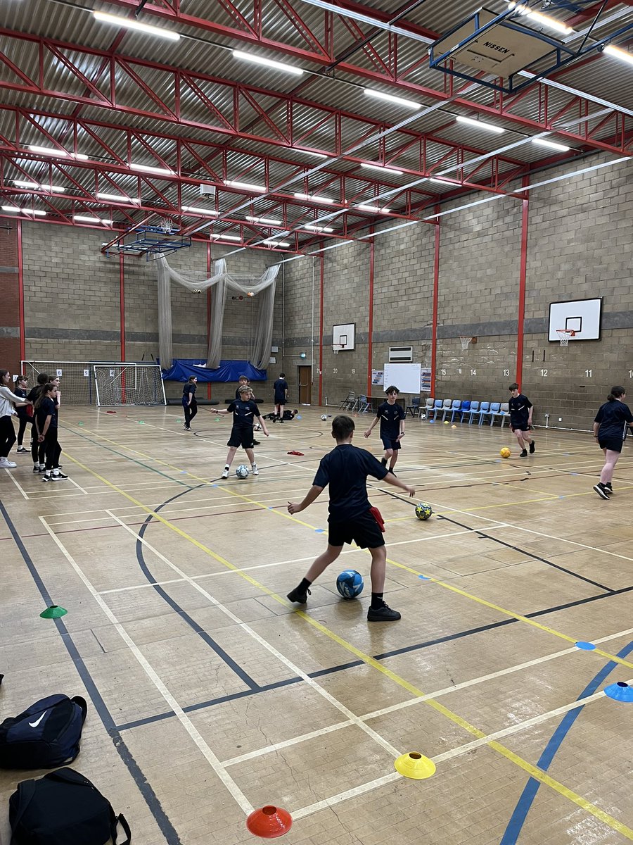 HuntsSSP's tweet image. Back with the @AstreaErnulf Sports Leaders this morning for a coaching workshop with the amazing Gary from @HuntsFA ⚽️🤝

The leaders were put through their paces, focusing of the STEP &amp;amp; SMILES principles, before organising and delivering practices to the rest of the group. 👏
