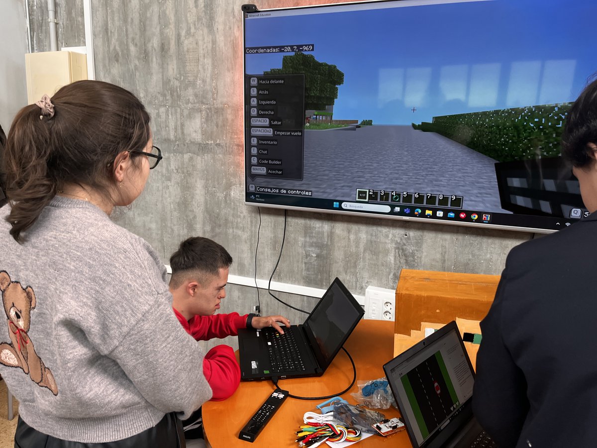 srdelastablets's tweet photo. 3⃣Jornada de actividades conjuntas alumnos #educacionespecial #ColegioGilGayarre y @EverestMadridLC de #Pozuelo 🎯#innovacioneducativa Conociendo #CCAA a través de códigos canciones #spotify Mundo de #Minecraft de nuestro colegio ,dibujos con #Talebot  #CodigoEscuela4_0_Madrid .. https://t.co/gkP3JntDhy