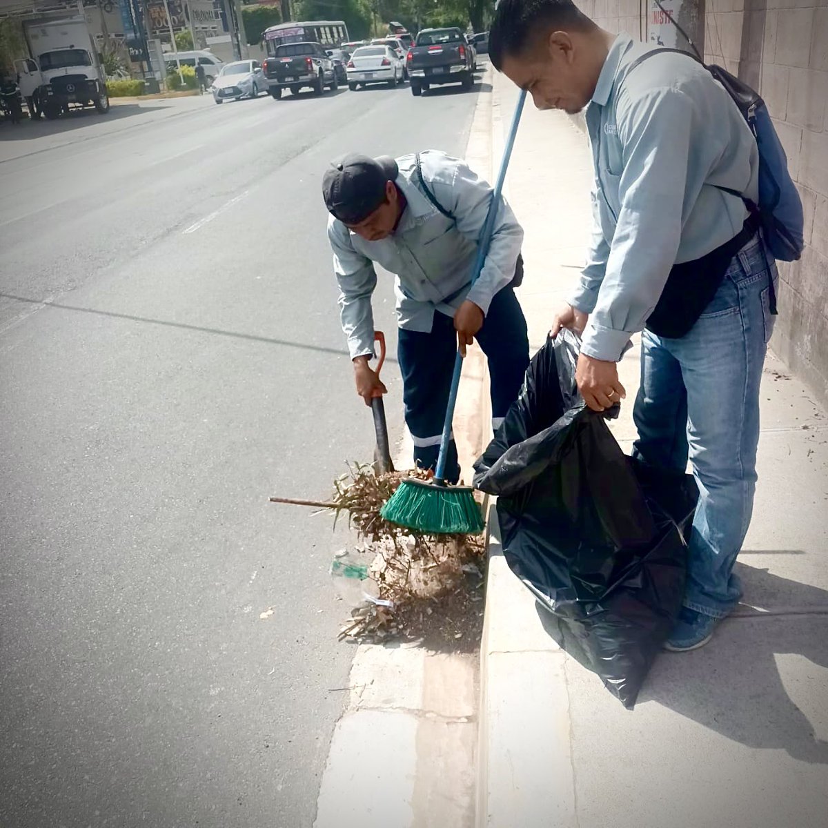 👷🏽‍♂️Nuestro equipo de mantenimiento de bienes municipales trabaja incansablemente en la limpieza de cunetas en diferentes puntos de nuestro distrito para asegurar calles libres de obstrucciones y residuos.

 #MantenimientoMunicipal #CallesLimpias