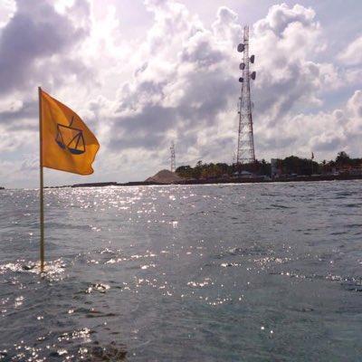 kudey_a's tweet photo. ފާފިއްޕޮޅު ކުރެންދޫގެ ކަނޑު އޮޅިތެރެއިން☝️

އެމްޑީޕި ރޫޅާނުލެވޭނެ. އެމްޑީޕޫ ދާނީ ކުރިއަށް  . މިއީ ގިނަ ބައެއްގެ މައްޗަށް އެކުލެވޭ ރާއްޖޭގެ އެންމެ ބައިބޯ ބޮޑު ފިކުރު. ރާއްޖޭގެ އެންމެ ބިޔަ ޕާޓީ.💛☝️🇲🇻 https://t.co/o2lwkch2jE