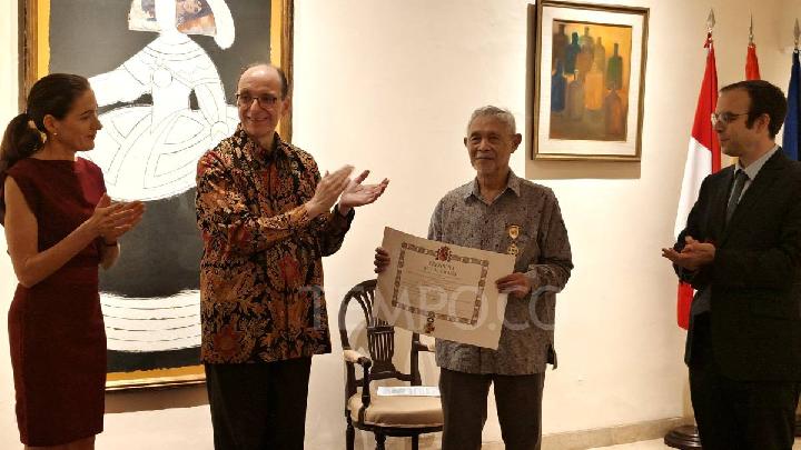 El pasado 18 de marzo, Goenawan Mohamad, ilustre escritor y periodista indonesio, recibió la Cruz Oficial de la Orden de Isabel la Católica en reconocimiento a su labor en la promoción de la cultura española en Indonesia. 🇪🇸🤝🇮🇩