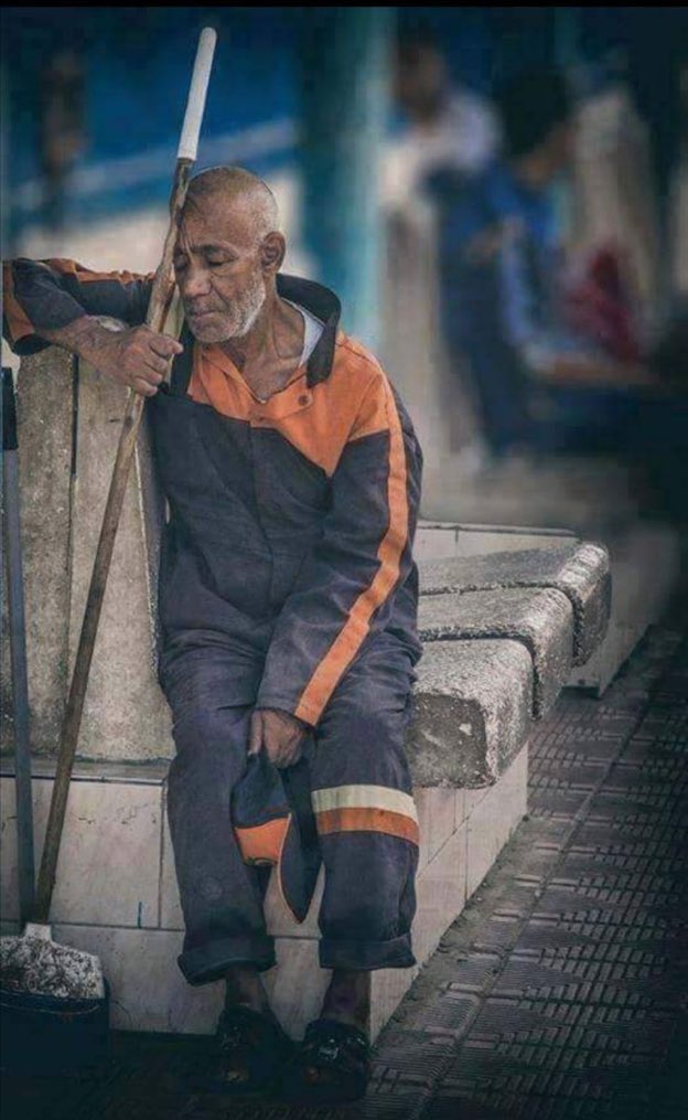 تذكر أن كل ورقه ترميها في الشارع ..؟
ينحي لها رجل في عمر أبيك ..🌹#احمد_الحمد