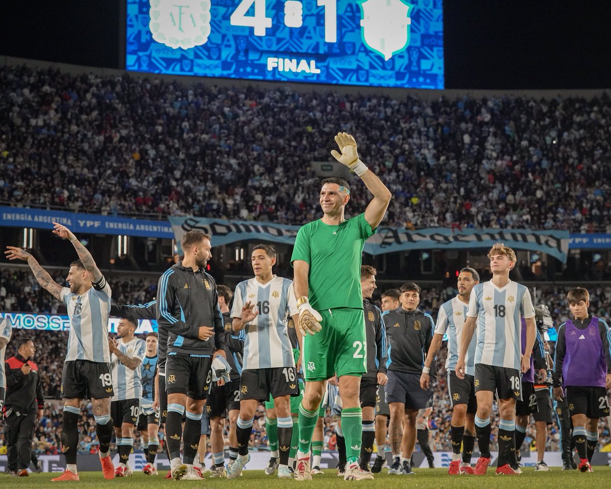 Argentina's tweet photo. 🏆 #Eliminatorias El fútbol es fantástico 🇦🇷 https://t.co/8k8DLdj2me