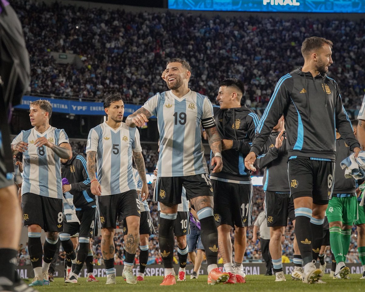 Argentina's tweet photo. 🏆 #Eliminatorias El fútbol es fantástico 🇦🇷 https://t.co/8k8DLdj2me