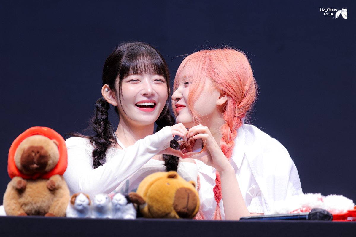 liz_cheez's tweet photo. 🐱250322 HD①

알콩달콩한 커플즈💖🫶🏻

#IVE #아이브 #LIZ #리즈 #リズ 
#REI #레이 #レイ @IVE_twt https://t.co/qRYKXqzwjJ