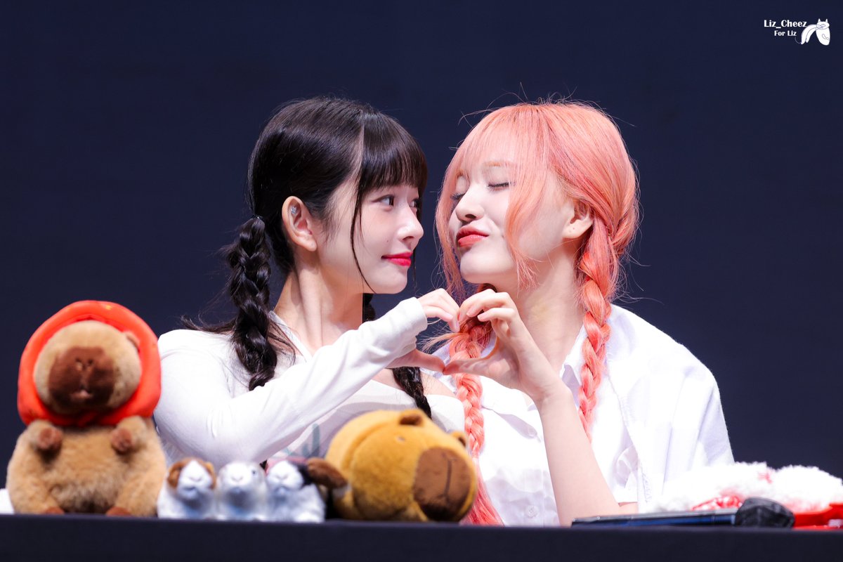 liz_cheez's tweet photo. 🐱250322 HD①

알콩달콩한 커플즈💖🫶🏻

#IVE #아이브 #LIZ #리즈 #リズ 
#REI #레이 #レイ @IVE_twt https://t.co/qRYKXqzwjJ