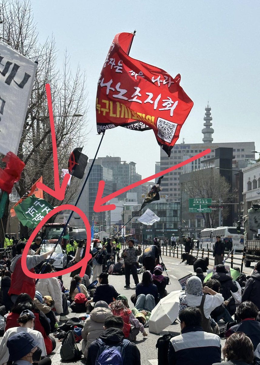 트랙터 한 대 농성장에 돌려놓고 집에 가고 싶어요! 현재 12:01 경찰은 거의 다 빠졌지만 트랙터는 경찰차가 앞뒤로 막고 있습니다. 시위대는 많지 않습니다. 바통 터치 해주시면 강아지 산책하러 가겠습니다.🥺