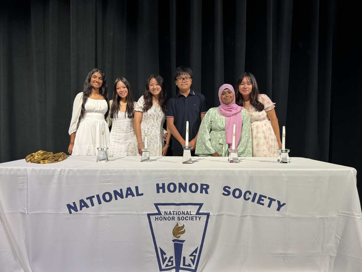 Congrats to these tennis team members for being selected into the National Honor Society. Proud of you! Hiya, Gloria, Kelly, Brandon, Mali, and Ann.