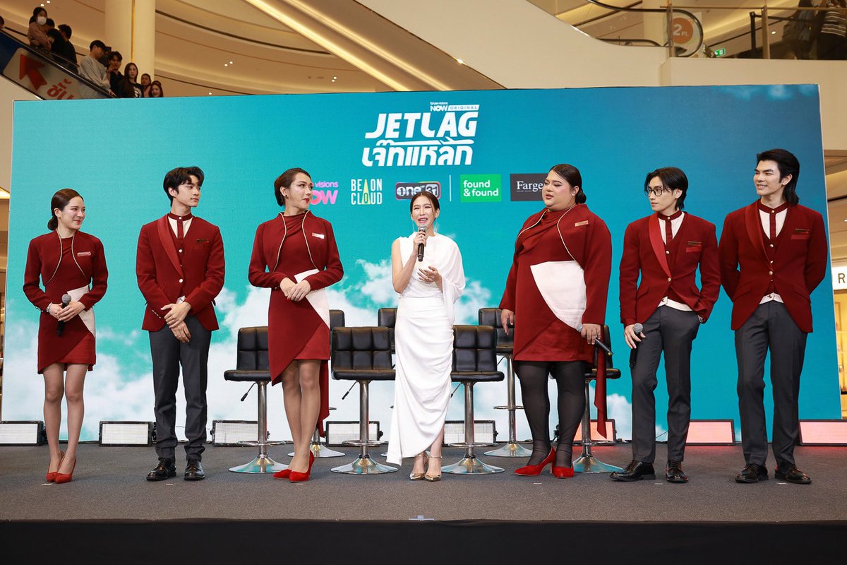 KAOHIT_ENT's tweet photo. “Jet lag เจ๊ทแหลก”  ซิตคอมสุดป่วนเรื่องแรกของ BeOnCloud  
พร้อมเหินฟ้าเสิร์ฟความฮาแบบจัดเต็ม ! 
 
#Jetlagเจ๊ทแหลก
#JetlagPressCon #pockjasmine
#milephakphum #biblewichapas #punpun_sutatta #qpnasiri #new_phetdankaeo  #chrrissa_p

              เมื่อค่ายผลิตภาพยนตร์และซีรีส์ที่สร้างผลงานที่ได้รับการยอมรับในระดับโลกอย่าง BeOnCloud เปิดตัวซิตคอมเรื่องแรก พร้อมเข้าถึงทุกกลุ่มเป้าหมายทั้งในไทยและต่างประเทศให้สมกับฐานแฟนของค่ายนี้ที่มีอยู่ทั่วโลก งานนี้สวนกระแสแบบสุด ๆ เล่นท่ายากแบบไม่หยุด เพราะในขณะที่หลาย ๆ ที่ได้ชะลอการผลิตผลงาน แต่บอกเลยที่นี่ไม่ ! แถมโปรดักชันครั้งนี้ก็ลงทุน ใส่เต็มสมชื่อค่าย ไม่ได้มาแนวขำ ๆ เล่น ๆ แน่นอน เพราะสร้างโรงถ่ายใหม่อีกแล้ว พร้อมการดีไซน์มุมกล้องแบบซีรีส์ ฟอร์มยักษ์เรื่องนึงเลยทีเดียว ! 

เพิ่มเติม📍https://t.co/LwRTQSTpkz