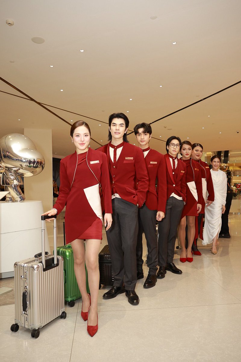 KAOHIT_ENT's tweet photo. “Jet lag เจ๊ทแหลก”  ซิตคอมสุดป่วนเรื่องแรกของ BeOnCloud  
พร้อมเหินฟ้าเสิร์ฟความฮาแบบจัดเต็ม ! 
 
#Jetlagเจ๊ทแหลก
#JetlagPressCon #pockjasmine
#milephakphum #biblewichapas #punpun_sutatta #qpnasiri #new_phetdankaeo  #chrrissa_p

              เมื่อค่ายผลิตภาพยนตร์และซีรีส์ที่สร้างผลงานที่ได้รับการยอมรับในระดับโลกอย่าง BeOnCloud เปิดตัวซิตคอมเรื่องแรก พร้อมเข้าถึงทุกกลุ่มเป้าหมายทั้งในไทยและต่างประเทศให้สมกับฐานแฟนของค่ายนี้ที่มีอยู่ทั่วโลก งานนี้สวนกระแสแบบสุด ๆ เล่นท่ายากแบบไม่หยุด เพราะในขณะที่หลาย ๆ ที่ได้ชะลอการผลิตผลงาน แต่บอกเลยที่นี่ไม่ ! แถมโปรดักชันครั้งนี้ก็ลงทุน ใส่เต็มสมชื่อค่าย ไม่ได้มาแนวขำ ๆ เล่น ๆ แน่นอน เพราะสร้างโรงถ่ายใหม่อีกแล้ว พร้อมการดีไซน์มุมกล้องแบบซีรีส์ ฟอร์มยักษ์เรื่องนึงเลยทีเดียว ! 

เพิ่มเติม📍https://t.co/LwRTQSTpkz
