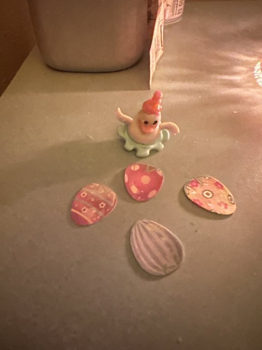 2 pic. Turning this into a kinder egg toy rating page?‍↕️6.5/10 design is terrible, but the eggs look