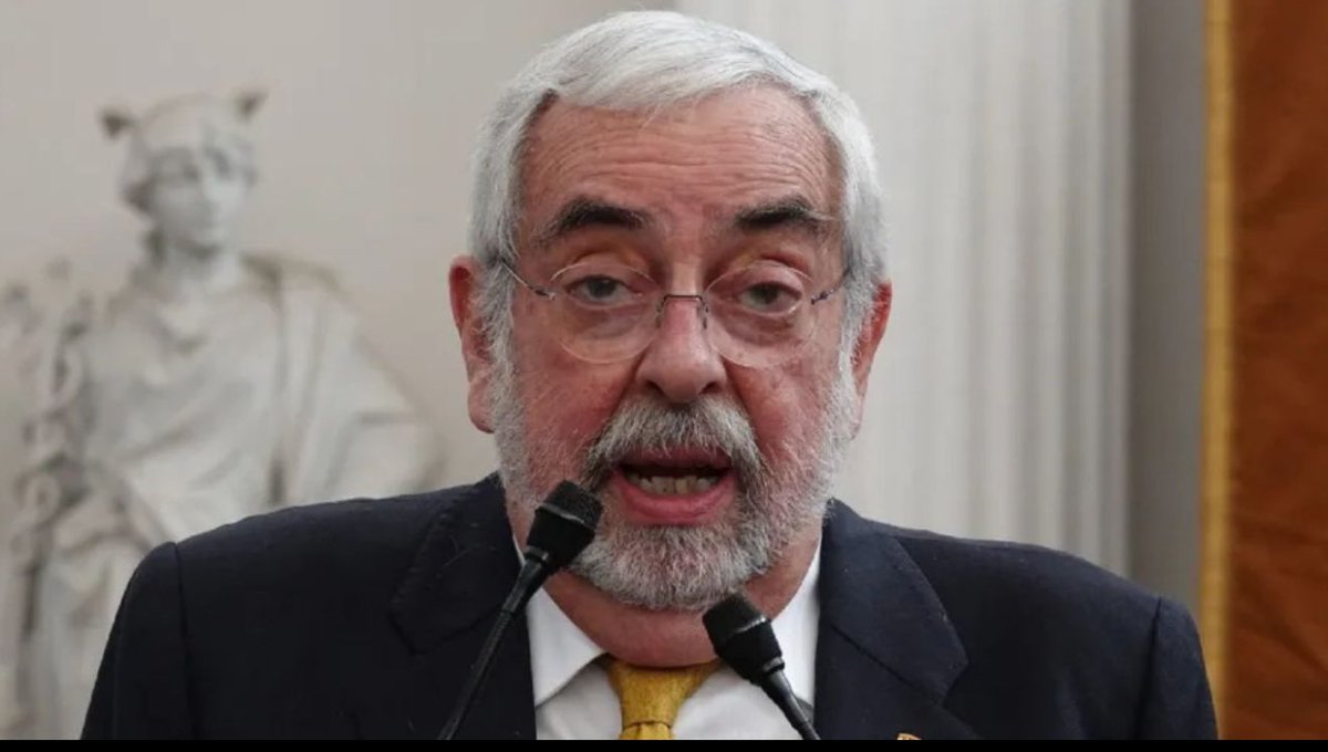 JoseMarioMX's tweet photo. Una jueza acaba de condenar al exrector de la UNAM, Enrique Graue, a pagar 15 millones de pesos por “daño moral” a la asesora de tesis de Yasmín Esquivel, la ministra acusada de plagio. ¿El motivo? Haberla removido de su cargo tras el escándalo. No por mentir, sino por afectar su “honor”.

Así, el sistema judicial castiga al rector que actuó en defensa de la integridad académica y premia a quien validó una tesis que no era original. En lugar de sancionar el plagio, se criminaliza al que intenta corregirlo. La justicia dejó de ser justicia para convertirse en herramienta de protección política.

Este caso no es solo una sentencia absurda. Es una advertencia: en México, ir contra el poder —aunque sea por la verdad— te puede costar millones. ¿Qué esperanza queda para la ética si el castigo es para quien se atreve a señalar la mentira?