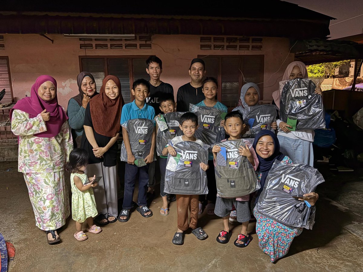 teammudajohor's tweet photo. MUDA Johor telah mengagihkan 20 beg sekolah kepada adik-adik yang terjejas akibat banjir di Kampung Kangkar Tebrau dan Kampung Melayu Pandan. Semoga dapat memberi sedikit semangat untuk mereka kembali ke sekolah. https://t.co/axDzYp54dc