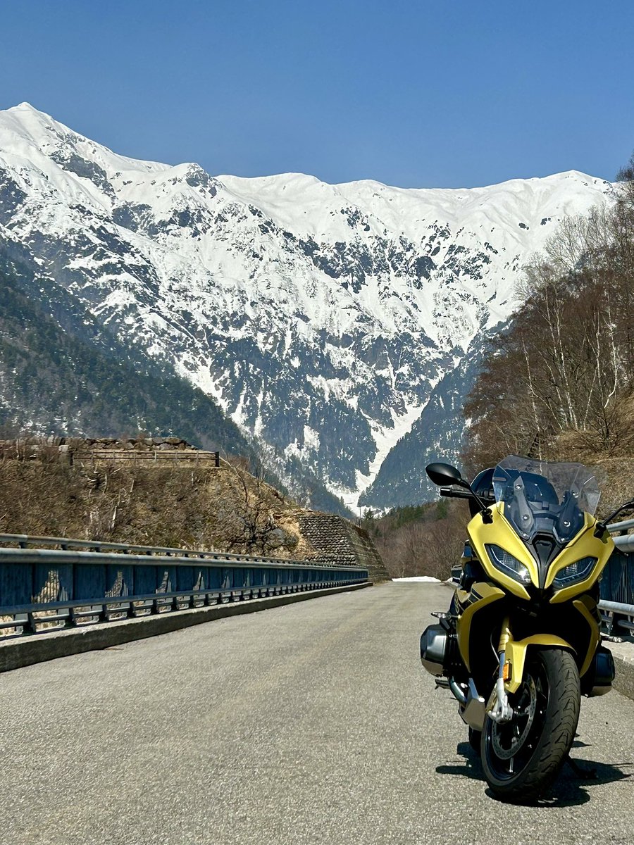 katto_R1250RS's tweet photo. 今年初の北アルプス大橋に🏍️

黄砂と花粉が飛び交う中でも北アルプス大橋は絶景です👍

#北アルプス大橋 https://t.co/Qx89HjxTdX