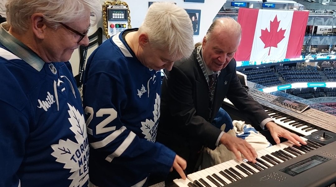 RossyOnTheMic's tweet image. Very nice to have Mike Myers and Dave Foley stop by the booth before tonight&apos;s game.

Mike even played the organ with Jimmy Holmstrom!

#ElbowsUp 
#Leafsforever