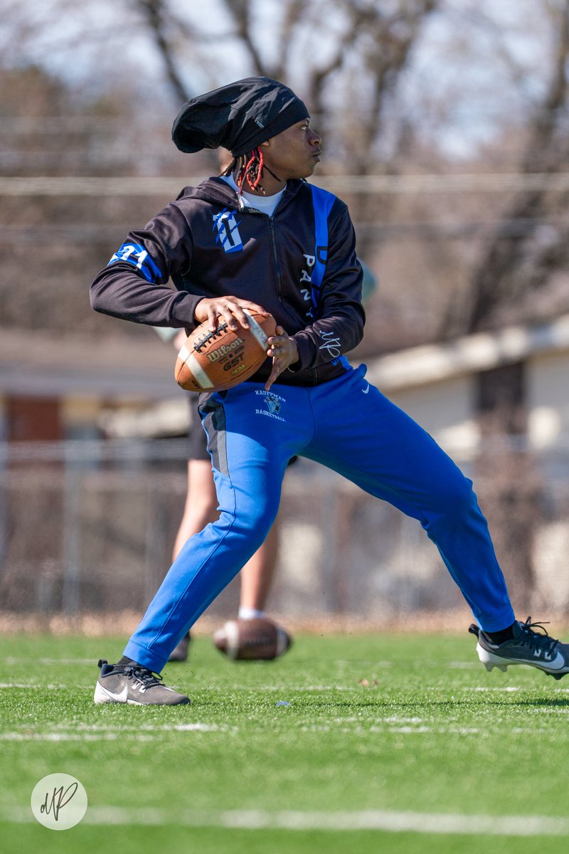 TaylonTouchdown's tweet photo. It’s just football , gotta live it❤️#highschoolfootball #football #Training #footballlove #fyp #fypシ https://t.co/57FU6skFkj