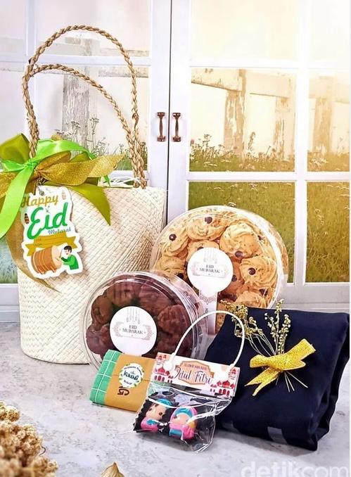 Tinggal beberapa hari lagi Lebaran nih Sobat Global, salah satu tradisi yang selalu ada adalah memberikan hampers untuk keluarga, teman, atau kolega. 

hampers Lebaran apa sih paling berkesan yang pernah Anda terima atau berikan?

Ceritain ke Hesti dong, sampai nanti jam09:00 yaa