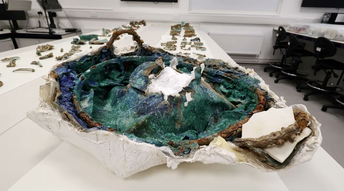 DeArcheoloog's tweet photo. Britse #archeologen blijken in 2022 een grote metaalschat uit de #ijzertijd te hebben blootgelegd bij #Melsonby in Yorkshire in het #VK. Een metaaldetectorzoeker ontdekte de #schat eind 2021. /1
https://t.co/j8wl7jDnN1 https://t.co/GHvY6pbkaw