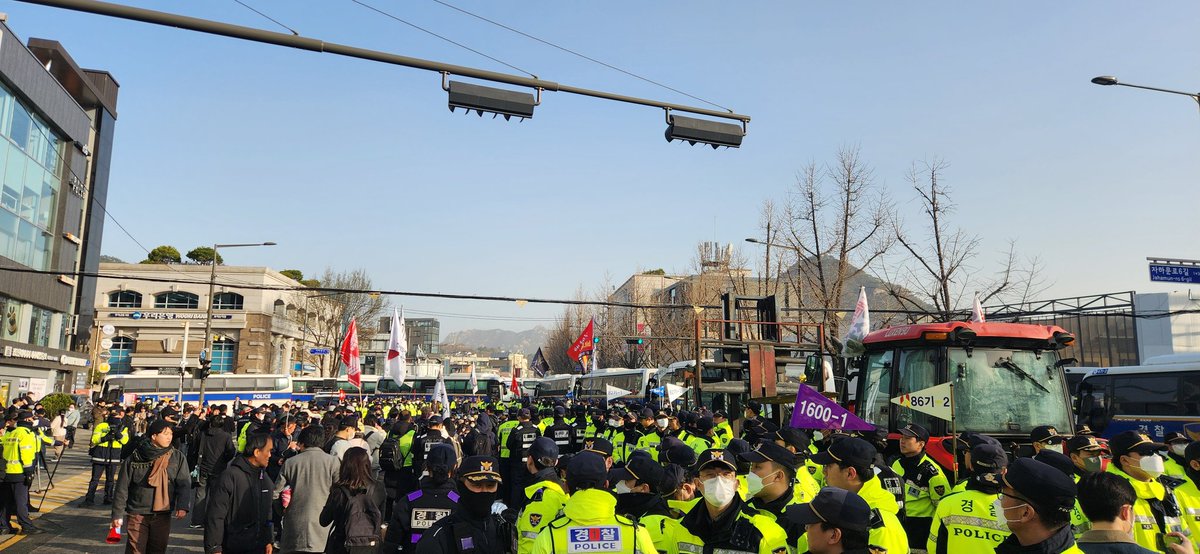 yoonoutaction's tweet photo. 경찰은 차벽으로 시민들을 가둬놓고, 신고된 정당한 집회를 불법집회라 우기며 해산경고를 하고 있습니다. 또한, 집회에 합류하기 위해 달려오는 시민들을 또 다시 막아서며 우리의 정당한 권리 행사를 방해하고 있습니다. 지금도 시시각각 경찰 병력은 추가되고 있습니다. 더 많은 시민 분들의 참여가 절실합니다. 경복궁역 2번 출구 앞으로 모여주세요!!!