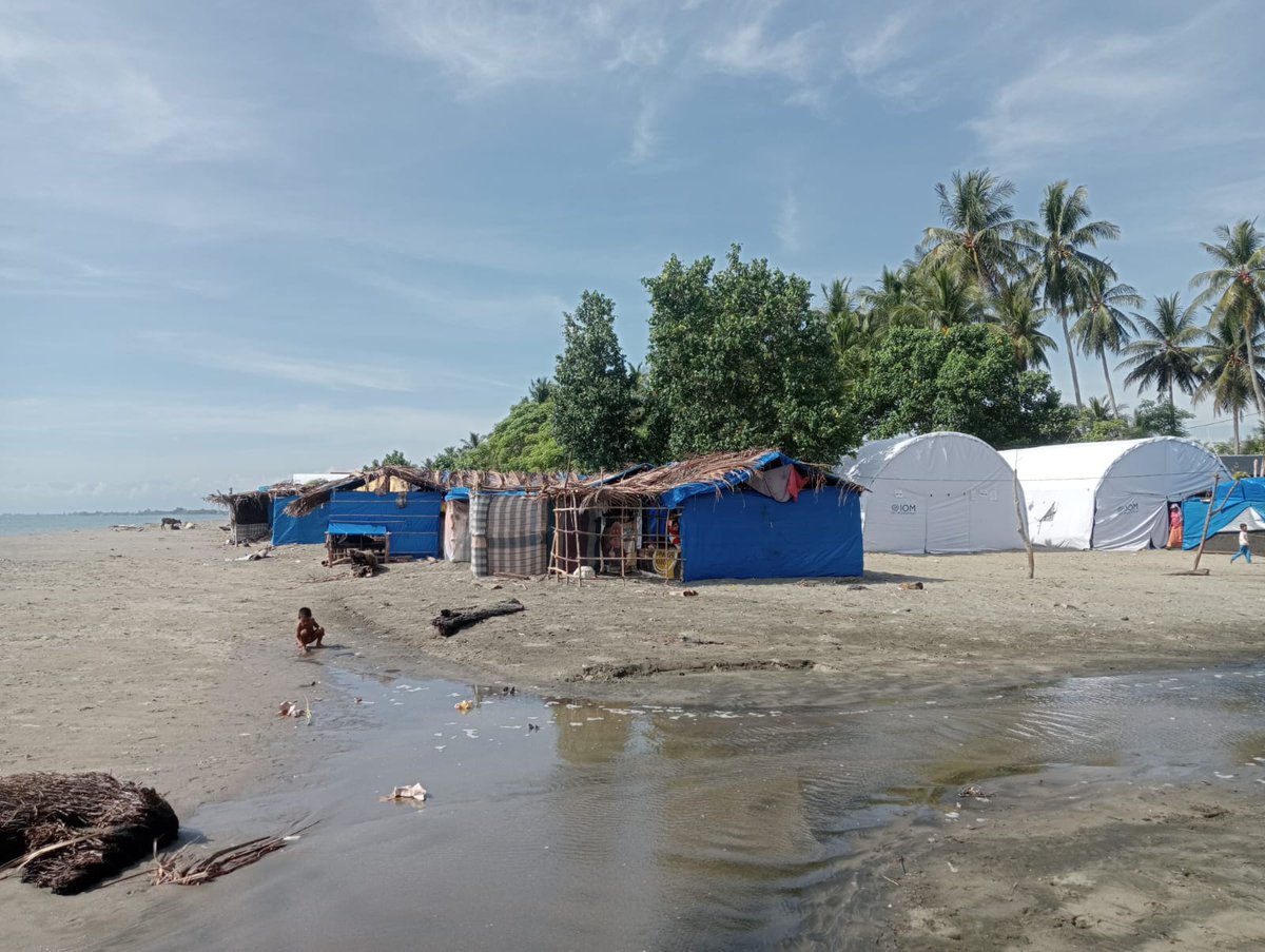 TeaCircleMM's tweet photo. @Hurriyah tracks how government policies and political actors have shifted sentiment toward the Rohingya from solidarity to hostility.
#Rohingya #HumanRights

Read More: https://t.co/T5UCtnyvVM https://t.co/0VrEelwPCj