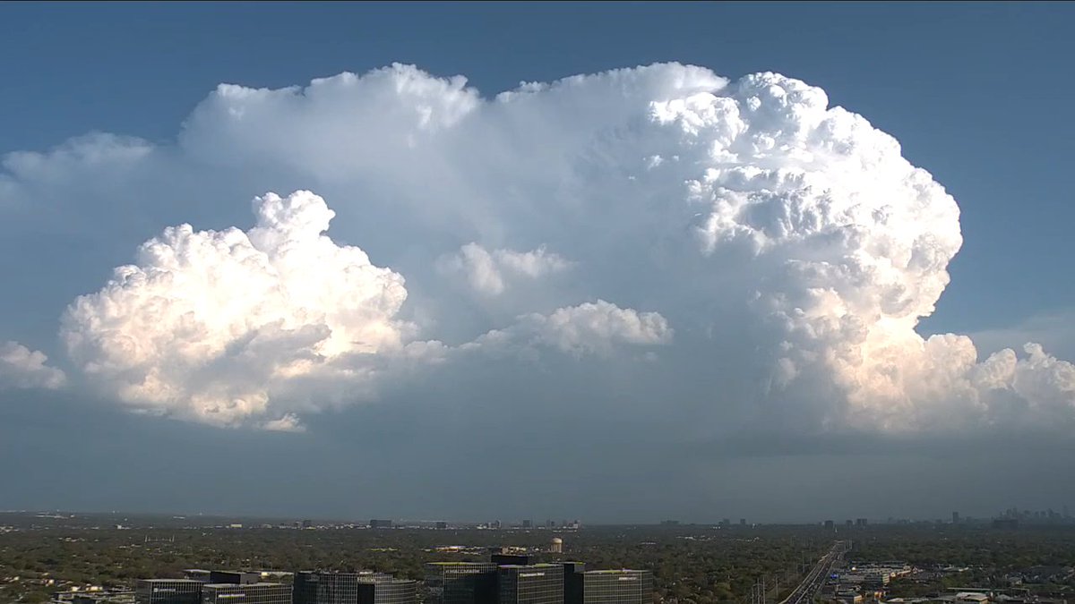 _TwistedNature's tweet image. Massive thunderstorm that was warned for 2&quot; hail over Dallas seen on live cam. #txwx

Found camera here: fox4news.com/dallas-fort-wo…