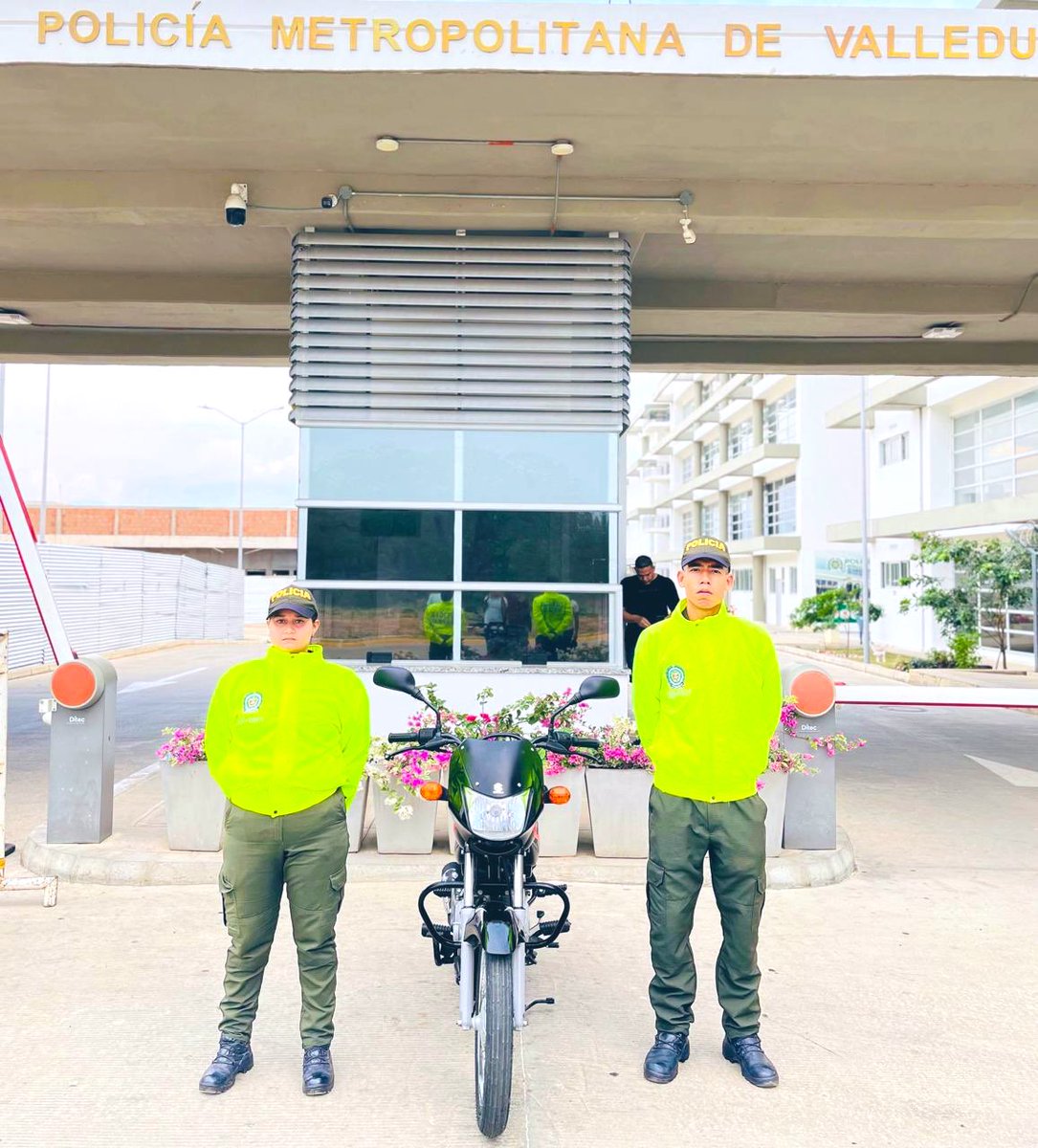 PoliciaMevap's tweet photo. 👮🏻👮🏻‍♂️🚨🚔 #EnLasÚltimasHoras

🏙️🛣️🏘️ #Recuperados tres vehículos y una motocicleta en diferentes operativos en Valledupar.

🛻 En el barrio Sicarare. 
🚙 Conjunto residencial Acuarela.
🏍️ En el barrio Los Fundadores.
🚘 Camioneta hurtada en el municipio de Distracción, La Guajira. https://t.co/OuW87RGKzz