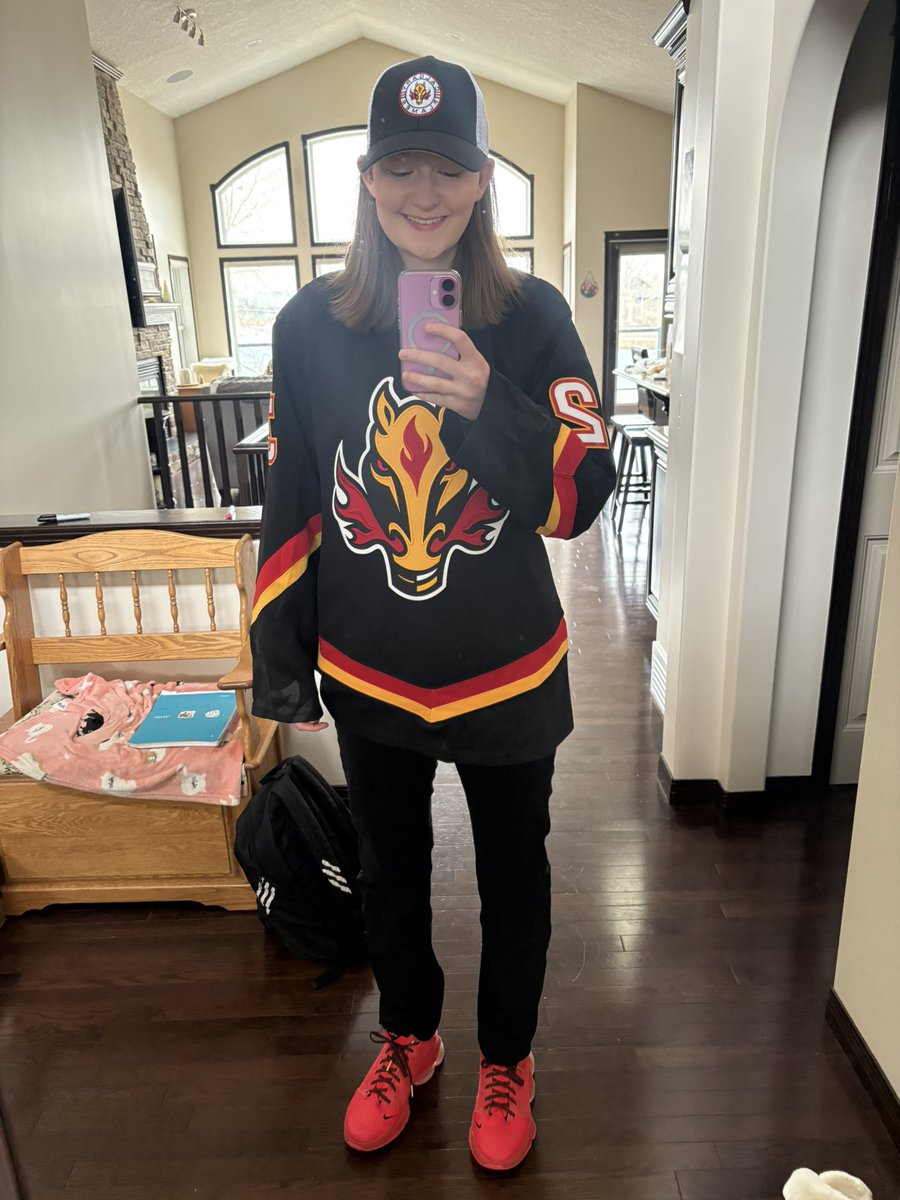 usedtobejonas's tweet photo. see you soon @NHLFlames #blasty #Flames https://t.co/xK7x5orRsW