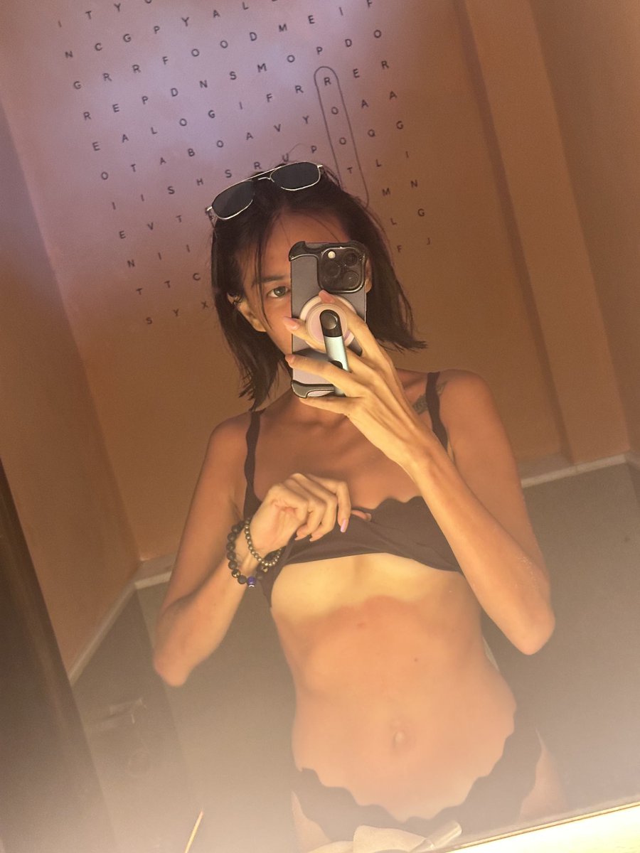 Looking for real subs, subs that are: 
- looking for GFE / sugar baby
- into findom / GFE switch
- into foot dom
- into being an ATM (but long term, not one off) 

If you ask me for a fee you’re getting blocked and i’m reporting you on paypal. And other dommes will tag u as scam