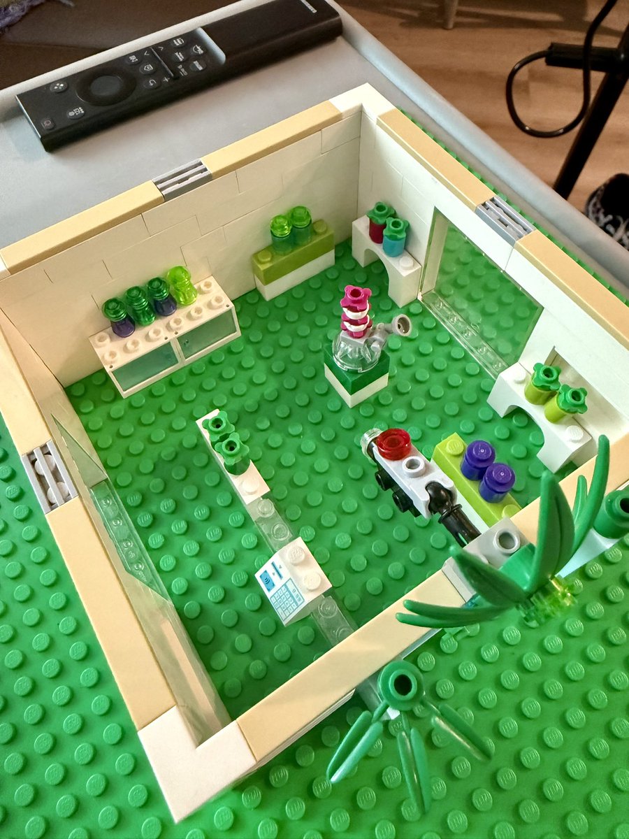 ELouzer's tweet photo. A simple #Lego #cannabis dispensary. Puff puff pass. 💨 https://t.co/xvWwsEPn4P