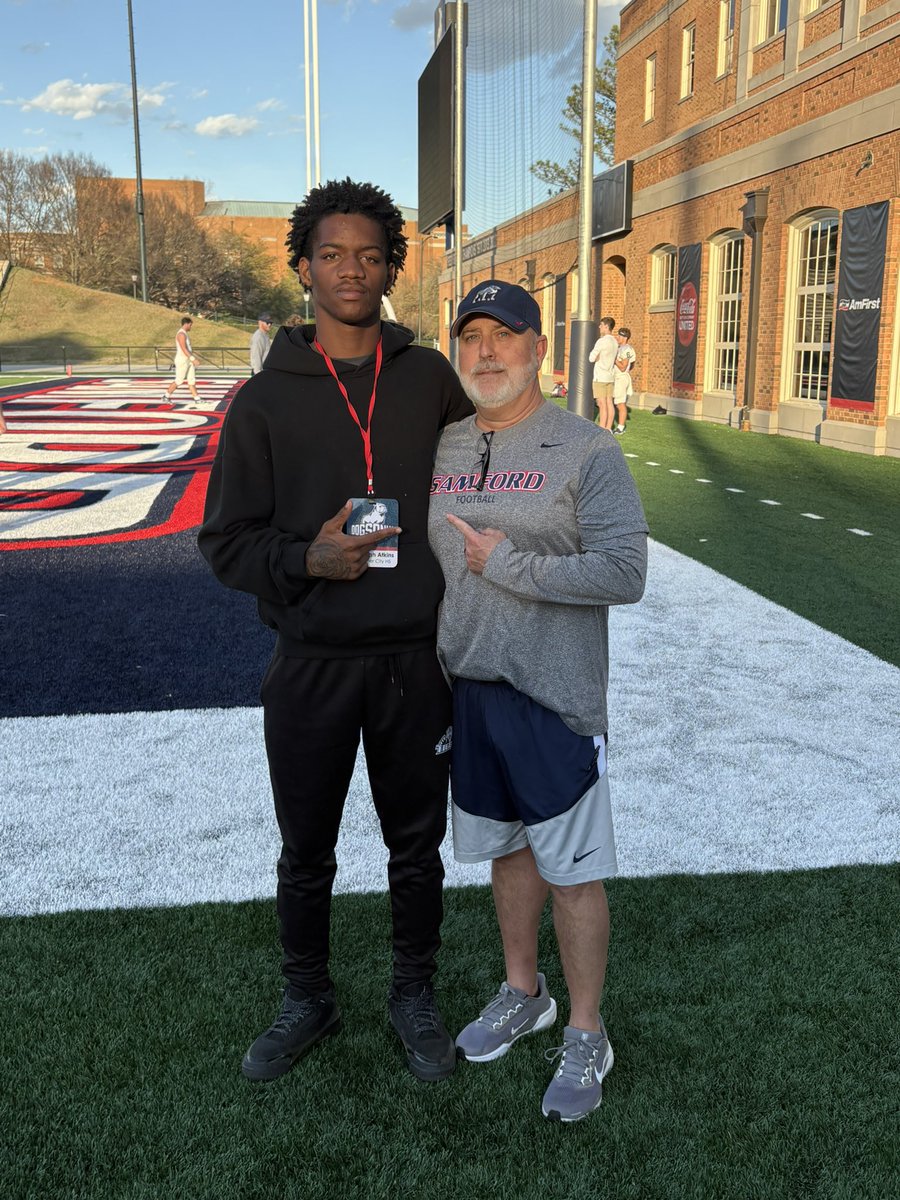 jeremiah_a36185's tweet image. Had a great time at @SamfordFootball Thanks for having me @coach_sloan  
#GoDogs🐶