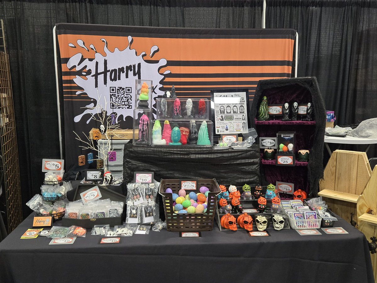 HarrySFX's tweet image. Picture of my booth at Horrorhound Weekend Cincinnati this past weekend.